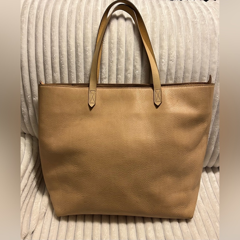 Madewell Leather Tote in the color 
Linen/Tan